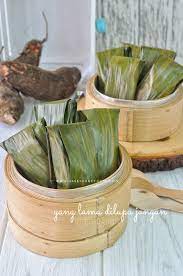 1.ambil satu sudu ( bahan a)_ dan letakkan atas daun pisang. Resepi Lepat Ubi Kayu Paling Senang Dan Sedap Qasey Honey