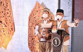 Dua pasang kandidat dalam pilkada surabaya mengikuti debat kandidat. Gumarang Paslon Ben Ujang Unggul Di Debat Perdana Pilgub Kalteng Ikmal