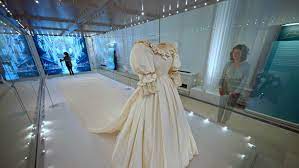 Dianas söhne prinz william und prinz harry haben das ikonische kleid der ausstellung 'royal style in the making' ausgeliehen, die heute (3. Prinzessin Diana Brautkleid Im Kensington Palast Zu Sehen