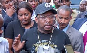 Nairobi governor mike sonko has been airlifted to nairobi following his arrest in voi, coming just hours after orders were issued by dpp noordin haji. Kenya Nairobi Governor Mike Sonko Chaotic Date With Anti Graft Detectives Allafrica Com