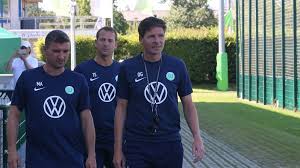 Glasner deutet verbleib in wolfsburg an: Vfl Wolfsburg Glasner Zieht Nach Fallersleben Seine Familie Bleibt In Osterreich Sportbuzzer De