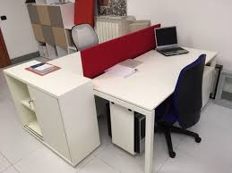 Scrivanie Bianche O Con Il Piano Di Lavoro Bianco Sono A Norma