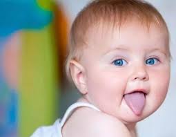 Bệnh lý khi trẻ thích lè lưỡi mà cha mẹ cần chú ý