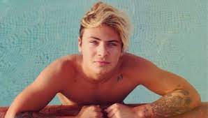 Per le gravi condizione di salute di lei, il duo ha annullato, un paio di giorni fa, la loro partecipazione ai wind music. Chi E Federico Rossi Del Duo Benji E Fede Supereva