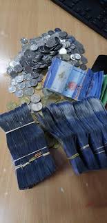 Zaman sekarang ini duit syiling yang paling besar nilainya adalah duit 50 sen. Bapa Ni Korek Tabung Duit Syiling Rm1 Bayar Kompaun Anak Langgar Pkp Sebaknya Keluarga