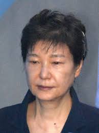 박근혜 전 대통령이 탄핵 이후에도 청와대를 떠나지 않았기 때문이다. ë°•ê·¼í˜œ êµ­ì •ë†ë‹¨ ë‡Œë¬¼ì£„ ì§•ì—­ 35ë…„ êµ¬í˜• ê²½í–¥ì‹ ë¬¸