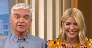 Holly Willoughby has major fashion fail as This Morning viewers compare her  dress to 'nan's curtains'