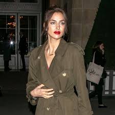 Irina shayk carries a shopping bag from fao schwarz while hanging out with ex bradley cooper and their daughter. Irina Shayk Puts A Supermodel Spin On French Girl Beauty Vogue