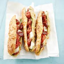 Sandwich Baguette Au Pesto Chorizo Et Tomates Confites Recettes Recette Recette Recettes De Cuisine Recette Sandwich