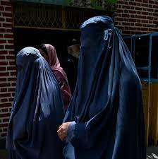 Il burqa è stato introdotto in afghanistan all'inizio del 1890 durante il regno di habibullah kalakānī, che lo impose alle duecento donne del suo harem, in modo tale da non indurre in tentazione gli uomini quando esse si fossero trovate fuori dalla residenza reale. Rnuz Zyssop6mm