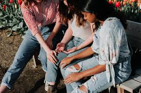 A mi hermana le hacen bullying, pero ella dice que no es tan grave. ¿Puedo  ayudarla sin perder su confianza? - Child Mind Institute