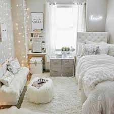 Jam dinding kayu yang memiliki bentuk unik dan religi, sesuai sekali untuk memperindah ruang kerja, ruangan pengunjung, kamar tidur, masjid dan musholla. Jenuh Dengan Suasana Kamar Yuk Dekorasi Kamarmu Dengan Rekomendasi Online Store Yang Jual Berbagai Furniture Dan Dekorasinya Facetofeet Com