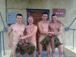 Голые солдаты в бане - порно фото topdevka.com