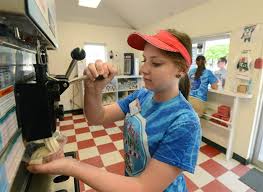 Ce tampiti sunt aia din vest ca se muta din casa parintilor devreme si. Angajatorii Primesc Un Stimulent Financiar Pentru Fiecare Elev Si Student Incadrat In MuncÄ Pe Perioada Verii Stiri Din Craiova Si Oltenia