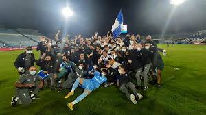Hola, subiendo una foto de católica como el tricampeon consiguiendo su 15 estrella en su historia. Las Mejores Imagenes Y Videos De Los Desatados Festejos De La Uc Tras Lograr Su Primer Tricampeonato Emol Com