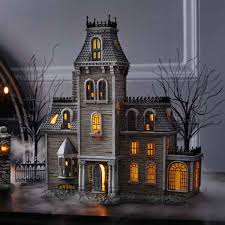 The Addams Family House Haunteddollhouse From Department 56 The Addams Family House Replica Is A Pe Maison Famille Addams Maison Victorienne Maison De Poupee