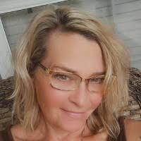 Leslie Chandler's Instagram, Twitter & Facebook