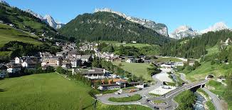 On the sella ronda circuit, beginners and intermediates will definitely find some epic runs within the 175 kilometres of piste. S Cristina In Val Gardena Santa Cristina