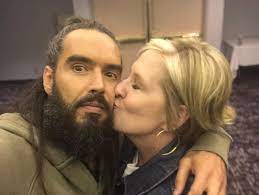 208 799 просмотров 208 тыс. Russell Brand On Twitter This Week To Encourage You To Sign Up For One Month Free On Hearluminary We Are Sending All Subscribers To Undertheskin On All Platforms The Amazing New Brenebrown Episode She Is Incredible Sign Up Here Https