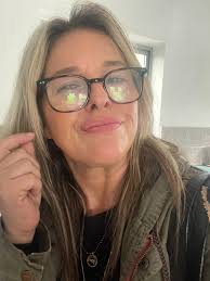 להתעורר לבוקר יומולדת 48! ה-setting: עדיין במטבח.. הסטטוס: גרושה שנה וחודש  המוד: גלאם! חוגגת, רוקדת, עטופה במשפחה שהיא עוגן ⚓️ לא מתביישת לעמוד מול  המצלמה של האייפון. זה מה יש ועם זה