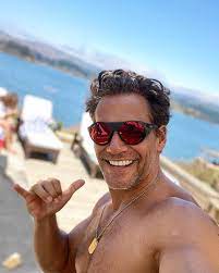He served in the chilean air force reserve prior to attending the pontifical catholic university of chile, where he pursued a degree in civil engineering.while still a sophomore, de la fuente was discovered by a talent scout. Facebook