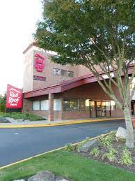 Queen bedrooms offer a new bedding package as well as granite counter tops. Front Of Hotel Picture Of Red Roof Inn Seattle Airport Seatac Seatac Tripadvisor