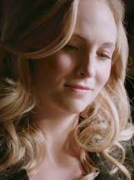 Klaus Leyendo La Carta De Caroline