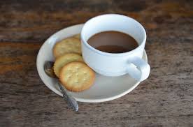 Taza de café con galletas para el desayuno sobre fondo de madera | Foto  Premium