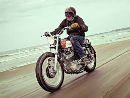 moment japan yamaha sr400 custom srはトラッカースタイルがよく似合うバイクです yamaha sr400 bobber motorcycle classic bikes