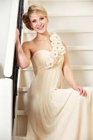 Klassische neckholder asymmetrisch taft hochzeitskleider. Brautkleid Creme Styling Tipps Zur Brautkleidfarbe Creme