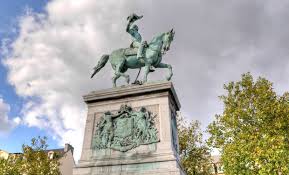 Fiu al marelui duce ereditar, prinţul guillaume, şi al soţiei sale stephanie, băieţelul se numeşte charles „naşterea primului copil al cuplului moştenitor va fi salutată cu 21 de salve de tun trase de o în luxemburg, rolul marelui duce este pur reprezentativ. Statue Equestre Guillaume Ii Visitez Luxembourg Ville