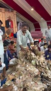 Watch | A singer was nearly buried under a shower of currency notes during  a Dayro event in Gujarat. The video is from last night's performance at a  Shrimad Bhagwat Saptah in