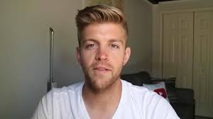 Gavin Roy é um norte-americano que, após aprender português sozinho,  decidiu ensinar inglês no Youtube, de maneira bem-humorada, para  brasileiros, por meio do seu canal SmallAdvantages., Gavin está ...