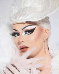 Pearlescent statue— Q by Tanner Abel