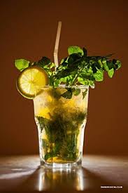 Mettete nel tumbler le foglie di menta, circa 10, spremete il lime e aggiungete due cucchiaini da caffè di zucchero di canna bianco. Mojito Wikipedia