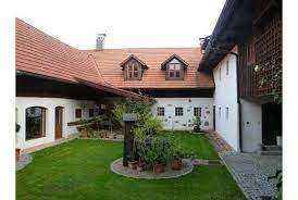 vierkanthof innenhof bauernhaus renovieren aussen haus architektur haus
