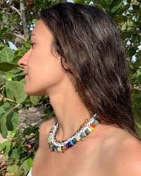 Collier « Princesse Massaï » Super beau collier transformable 🪄✨🧞‍♀️✨  Court 3 rangs, en perles de verre de l'artisanat africain, éléments et  chaîne en bronze. Réglable grâce aux 2 fermoirs 😜 Longueur