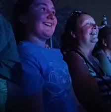 Do Disney MagicBands need to be charged?