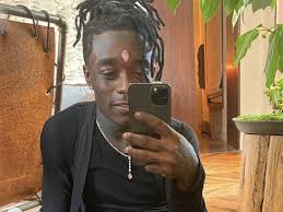 Having just signed to a lucrative deal with atlantic records. Lil Uzi Vert Removes 24 Million Dollar Forehead Diamond