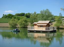 Toutefois, les cabanes de plage, c'était autre chose, une sorte de rêve éveillé qui s'égrenait comme un chapelet vivant dans toutes les banlieues de tunis. Cabane Sur L Eau Nouvelle Aquitaine Cabane De La Plage