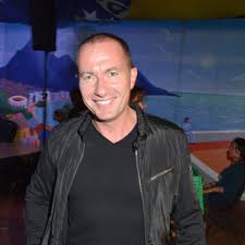 Il est notamment connu pour être l'animateur d'émissions de coaching familial pascal, le grand frère, diffusée de janvier 2006 à août 2012 sur tf1. Pascal Soetens Le Grand Frere Se Livre Pour La Premiere Fois Sur Le Suicide De Son Pere Femme Actuelle Le Mag