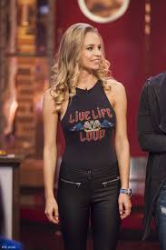 Ma iszak eszti ugrott be mellém a kanapéra, hogy megvitassuk az élet nagy dolgait, es teljesítsük a bármi lehet szexi kihívást! Velvet Gumicukor Mar Megint Tele Lesz Jo Nokkel A Playback Parbaj