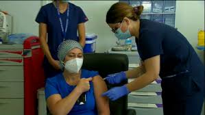 Información oficial de vacunas del nuevo coronavirus. Auxiliar De Enfermeria La Primera Persona Vacunada Contra El Coronavirus En Chile Cnn Video