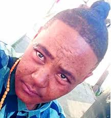 Cops vra hulp ná kar vrou tref, vlug