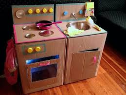 Activite Enfant 20 Simples Activites Pour Vos Enfants Avec Du Carton Diy Projects With Cardboard Diy Kids Kitchen Cardboard Kitchen