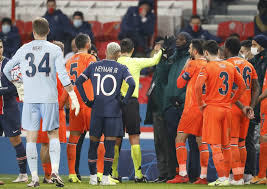 Finalmente nosso site permite que você saiba quais jogadores do psg estão escalados para o jogo de hoje. Neymar E Mbappe Confrontam Arbitro Da Partida Entre Psg E Basaksehir Nao Vamos Jogar Futebol Internacional Ge