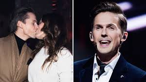 In 2009 he appeared on the swedish television show så ska det låta on svt in the same team as kicki danielsson and putte nelsson. Melodifestivalen 2018 David Lindgrens Hemliga Karleksmoten