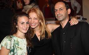 Η πέμη ζούνη γεννήθηκε στην αθήνα. Diashmes Emfaniseis Celebrities Eidhseis Yupiii Gr