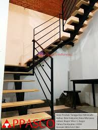 Sekelilingnya terdapat pagar besi sekitar 1.20 meter. Tangga Besi Minimalis Modern Hardworkingart
