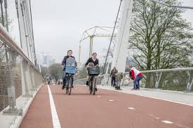 The bridge connects the leidsche rijn area with the city center of utrecht and is used by many… Foto S Dafne Schippersbrug Eindelijk Open Voor Fietsers En Voetgangers De Utrechtse Internet Courant